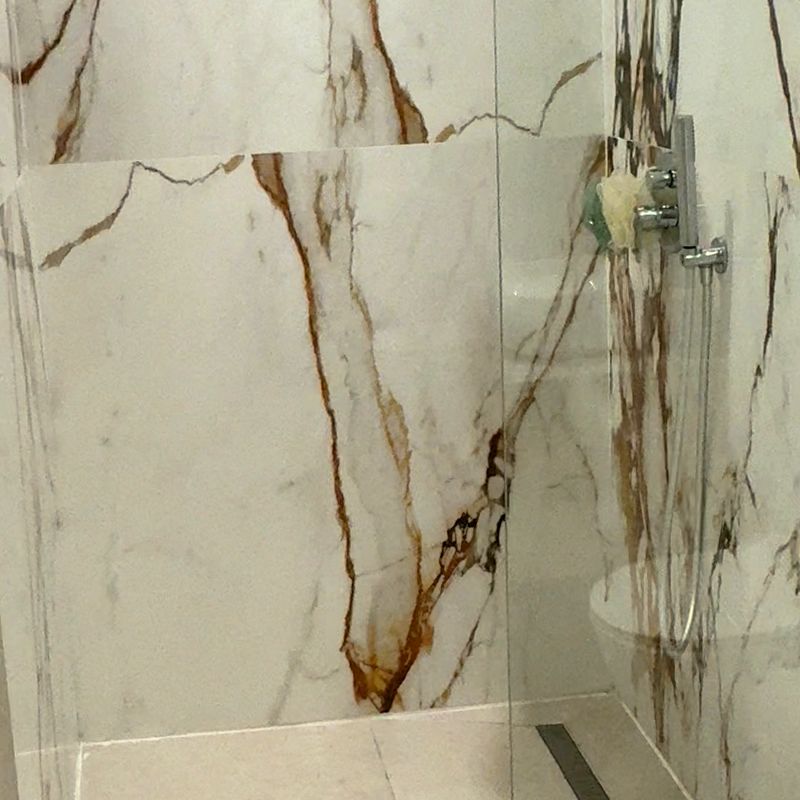 Bagno privato con doccia in marmo