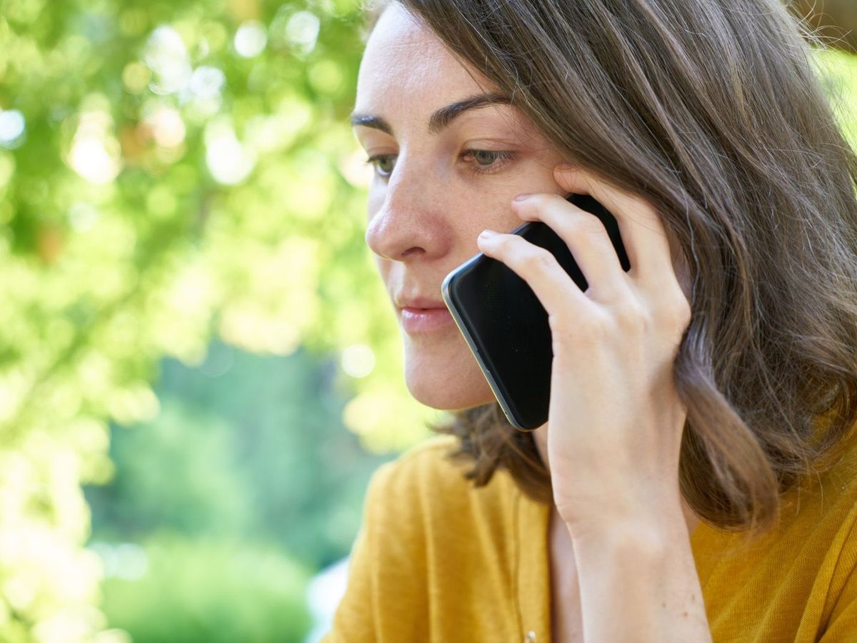 Una donna sorride parlando al telefono